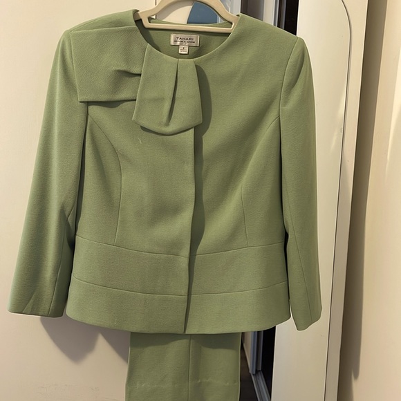 A beautiful suit - Picture 1 of 6